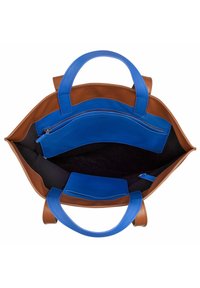 Borsa a tracolla in pelle marrone con interno sintetico blu, dotata di una tasca con zip e due scomparti aperti. Texture liscia e forma strutturata.