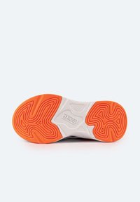 Semelle de chaussure de sport blanche avec des motifs de traction orange et une surface texturée. Présente le nom de la marque "MUNICH" embossé sur la zone du talon.