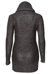 Maglione a maniche lunghe di colore grigio antracite, lavorato a maglia, con un collo alto a sciarpa, orlo a costine e tessuto strutturato, caratterizzato da una silhouette aderente.
