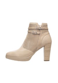 Bottines beiges avec un design perforé, boucles latérales et un talon bloc texturé. Matériau supérieur lisse et forme de bout arrondi.