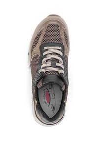 Bruine mesh en suede sneakers met zwarte accenten, voorzien van een gewatteerde tong, platte beige veters en een logo op de binnenzool. Rond ontwerp van de neus.
