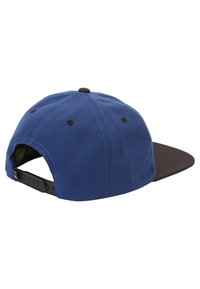 Blå stofkasket med en sort skygge, der har en snapback lukning, broderidetaljer og ventilationsøjer på bagsiden.