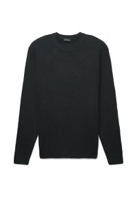Schwarzer Strickpullover mit langen Ärmeln, Rundhalsausschnitt und geripptem Saum. Die Textur wirkt weich und leicht fusselig und präsentiert ein minimalistisches Design.