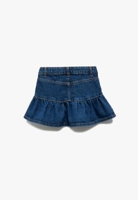Falda de mezclilla, azul oscuro, diseño acampanado con dobladillo con volantes. Cuenta con presillas para cinturón y bolsillos traseros. Textura suave con costuras en contraste.
