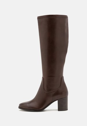 Botas de couro castanho até ao joelho com bico quadrado e salto bloco. Textura lisa com costuras mínimas e design limpo e simples.