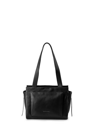 Schwarze Ledertasche mit zwei Schulterriemen, einer Vorderseite mit Tasche und einem dezenten Logotext unten in der Mitte der Tasche.