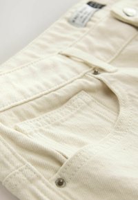REGULAR FIT - KNEE LENGTH BERMUDA  - Pantaloni scurți din denim - ecru