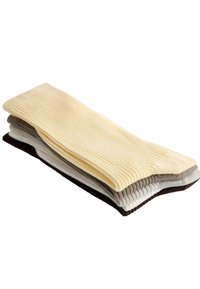 Quatre paires de chaussettes côtelées empilées, avec les couleurs suivantes : jaune pâle, gris, blanc et brun foncé. Texture du tissu doux visible.