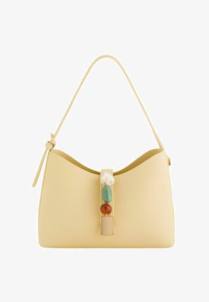 Bolso de cuero beige con una sola correa, decorado con una fila vertical de piedras blancas, verdes y marrones en el cierre frontal.