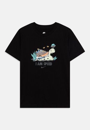 Sort Nike t-shirt med farverig tegneserie-snegl, sneakers på skallen, blade, sommerfugle og tekst "I AM SPEED" under grafikken.