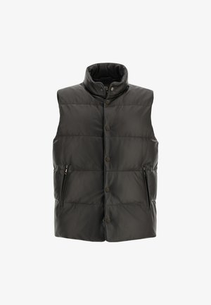 Gilet trapuntato in pelle nera con colletto alto, chiusura frontale a bottoni automatici e due tasche laterali con zip. Texture morbida con design a motivo trapuntato.