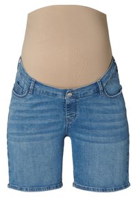 Pantalones cortos de maternidad de mezclilla con un lavado azul claro, que cuentan con un panel abdominal elástico en beige, cinco bolsillos y un dobladillo enrollado.