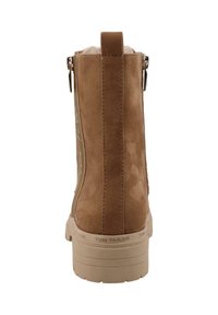 Beige Wildleder-Ankle-Boots mit einer strukturierten Oberfläche, gepolstertem Kragen, seitlichen Reißverschlüssen und einer klobigen beige Sohle. "TOM TAILOR"-Logo an der Ferse.