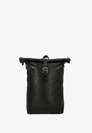 Sort læderrygsæk med roll-top design, metalbeslag, lukning med spænde og en glat tekstur. Har en sidelomme.