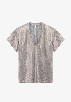 Camiseta V de cuello en textura gris metálico con mangas cortas, que presenta patrones ribeteados horizontales y un corte relajado. Composición de tela suave.