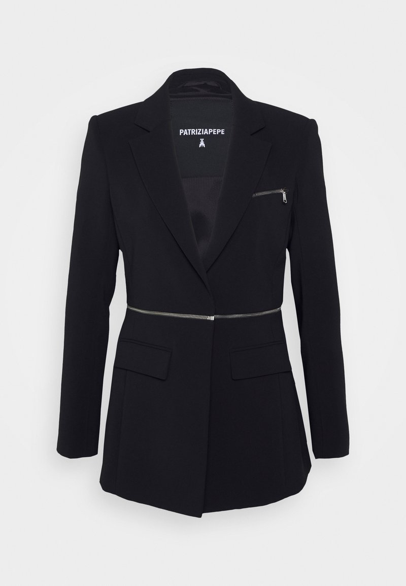 Blazer nero su misura con una tasca con zip e un accento argento in vita. Presenta rever a punta e due tasche anteriori.