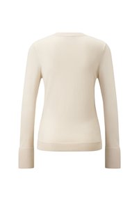 Beige Pullover mit langen Ärmeln aus Strick mit rundem Halsausschnitt und gerippten Bündchen. Weiche, glatte Textur, figurnahes Design, minimalistischer Stil.