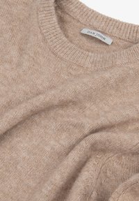 Beige Strickpullover mit geripptem Rundhalsausschnitt, weicher Textur und subtilen Farbvariationen. Gewebtes Etikett mit sichtbarem "DAN JOHN".