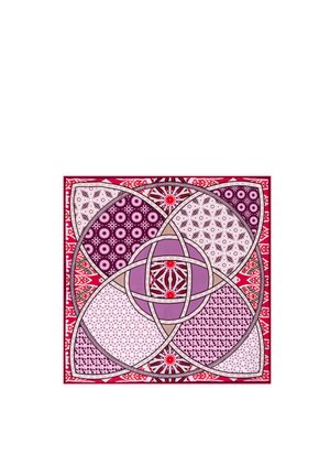 Quadratischer Stoff mit ineinandergreifenden kreisförmigen Blütenblättern in Rosa, Lila und Rot, mit floralen und geometrischen Mustern.