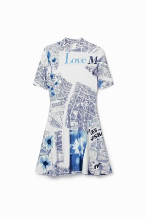 Kurzarmkleid mit weißem Grundton, das blaue Blumen- und Kartenmuster zeigt, runder Ausschnitt, ausgestellter Saum und dem Schriftzug "Love M".