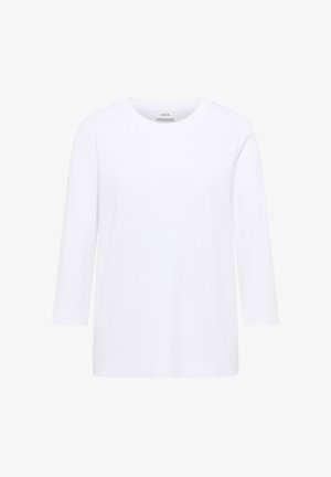 Bílý top s tříčtvrtečními rukávy vyrobený z měkké látky, s kulatým výstřihem a rovný střih. Bez vzorů nebo ozdob.