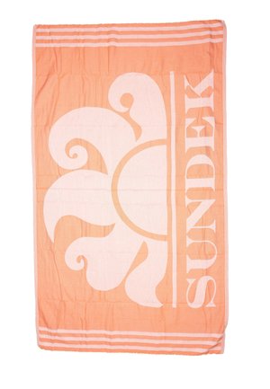 Asciugamano da spiaggia color pesca con un grande design floreale bianco e la parola "SUNDEK." Include righe bianche lungo i bordi superiore e inferiore.