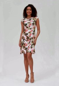 Λουλουδάτη φόρεμα με κοράκια μανίκια, που διαθέτει ροζ παστέλ βάση και σκούρα πράσινα, ροζ και καφέ σχέδια. Λεπτό ύφασμα, σχεδίαση που φτάνει μέχρι το γόνατο.