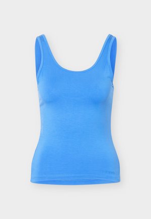 Sinine vööri kujuga kaelusega varrukateta tihedalt istuv topp ühevärvilise helehalli tausta ees.