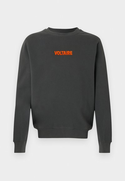 Σκούρο γκρι φούτερ με στρογγυλή λαιμόκοψη, μακριά μανίκια και φωτεινό πορτοκαλί κείμενο "VOLTAIRE" στο κέντρο του στήθους.
