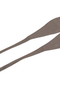 Kožený držák na brýle v tlumené hnědé barvě, s dvěma prodlouženými popruhy s hladkým povrchem a minimalistickým designem. Viditelné prošívané okraje.