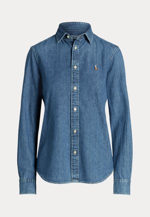 Blå denimskjorta med lång ärm, knäppning framtill och krage, samt en liten broderad polo-spelare logotyp på vänster bröst.