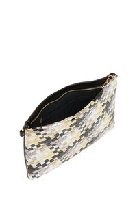 Torebka kopertówka z plecionki w wielokolorowe kwadraty w żółtym, czarnym, białym i szarym kolorze, z czarnym wnętrzem i złotym zamkiem błyskawicznym.