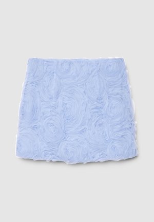 Tissu bleu clair avec un motif floral texturé de pétales enroulés, fini avec une bordure blanche. Design doux et superposé.