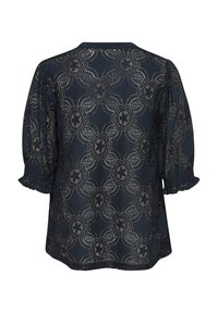 Tmavě modrá blůza s nadýchanými rukávy, zdobená květinovou krajkou a vlnitými lemy, vytvářející strukturovaný a vzorovaný vzhled.