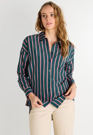 Camisa de rayas verdes con líneas rosas, de manga larga, con botones en la parte delantera y cuello. Textura suave con un ajuste relajado.