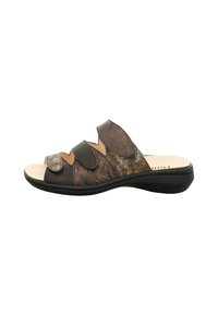 Braune Ledersandale mit drei verstellbaren Riemen, einer strukturierten Oberfläche und einem gepolsterten Fußbett auf einer Gummisohle in Schwarz.