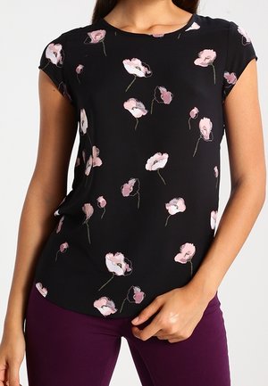 Zwarte blouse met korte mouwen, met een bloemmotief in roze en wit. Gemaakt van gladde stof met een ronde halslijn en een gebogen zoom.