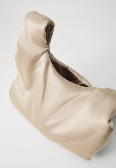Beige satin håndtaske med en blød, krøllet tekstur og et enkelt, rundt håndtag. Indersiden har en mørkere brun farve.