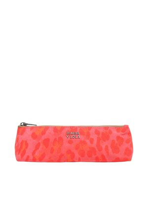 Estuche rectangular rosa con un estampado de leopardo rojo, cremallera plateada y el logo "BIMBA Y LOLA" en letras plateadas en el frente.