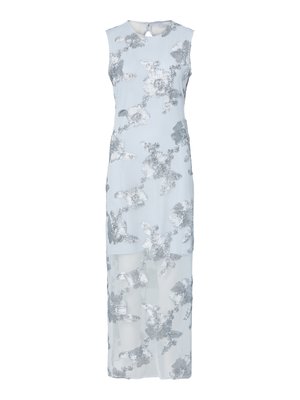 Svetlo modra obleka s srebrnim cvetličnim vezenjem, brezrokavni dizajn, do kolen, prosojna plast, okrogel izrez in odprtina na hrbtu.