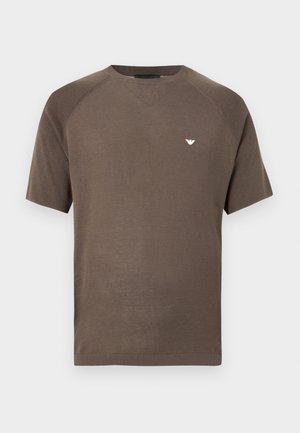 T-shirt en tricot marron à manches courtes avec col rond et petit logo d'aigle blanc sur la poitrine gauche.