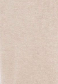 Beiger Strickstoff mit weicher Textur und gleichmäßigem, feinem Muster, geeignet für Kleidung oder Textilien. Keine nennenswerten Details beobachtet.