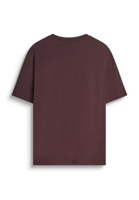 Camiseta corta de manga en color burdeos con un escote redondo y una textura suave, con un diseño liso y sin gráficos ni embellishments visibles.