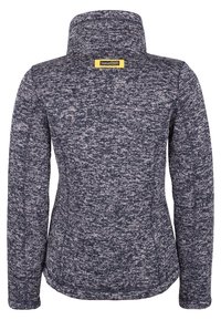 Mörkblå tröja med hög krage, tillverkad av textil med en strukturerad yta som har ett fläckigt mönster, har långa ärmar och en kurvad sidsöm.