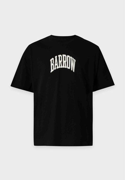 Μαύρο T-shirt με κοντά μανίκια με τη λέξη "BARROW" τυπωμένη με λευκά κεφαλαία γράμματα καμπυλωτά στο στήθος.