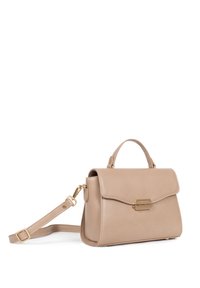 Borsa a mano in pelle beige con una forma strutturata, manico superiore, tracolla rimovibile e dettagli in metallo dorato sulla chiusura frontale.
