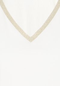 Hvidt stof med en V-formet halsudskæring, kantet med en glitrende beige kant.