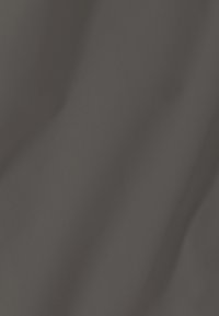 Tissu gris clair avec des plis doux et des variations subtiles d'ombrage à travers la surface, montrant la texture et les détails du drapé.