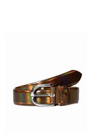 Bruine leren riem met een iriserende afwerking en een zilveren metalen gesp. Heeft een gladde textuur en een klassieke vorm met verstelbare gaten.