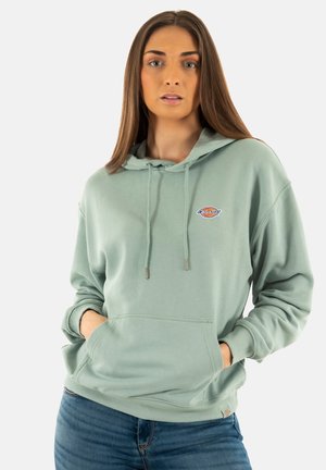 Felpa verde chiaro con tasca a marsupio frontale, cappuccio con cordino e dettagli del logo ricamati. Realizzata in tessuto morbido con polsini a coste.